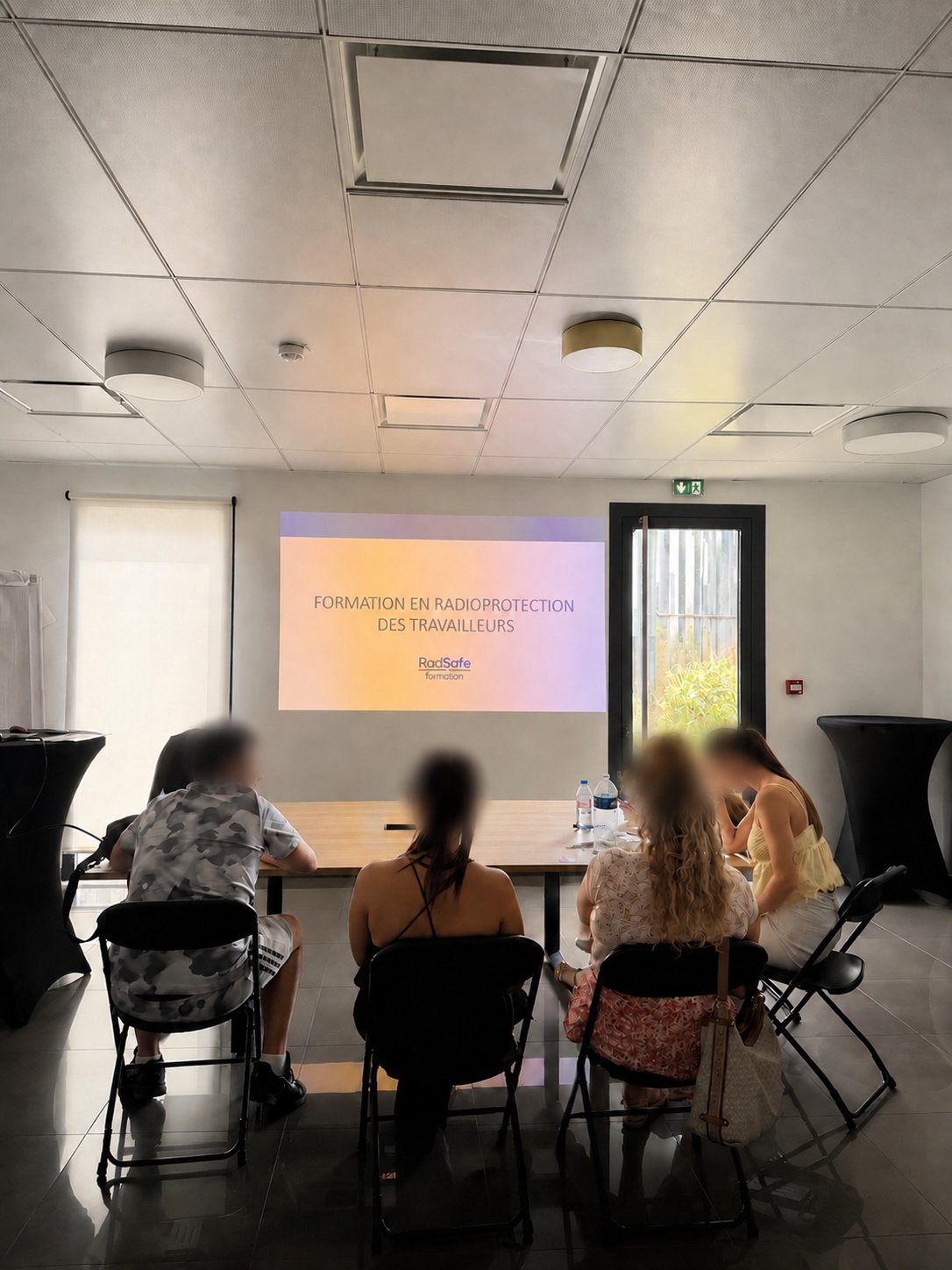 Session de formation RadSafe en radioprotection projetée en salle avec des participants